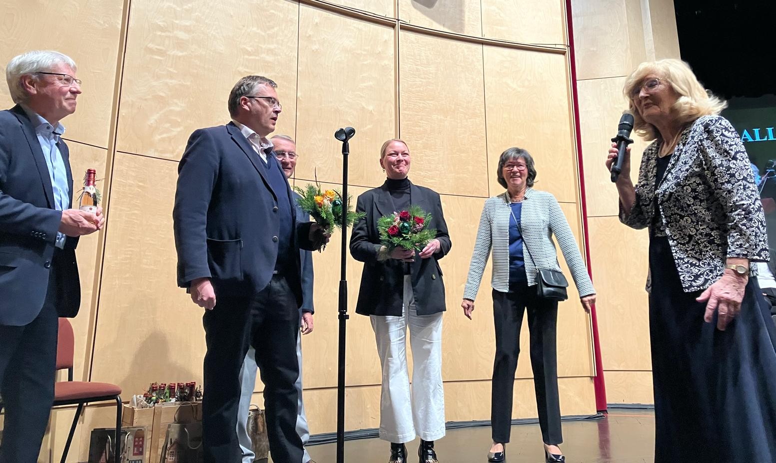Blumenübergabe auf der Bühne an Kulturhaus-Geschäftsführerin und LSO-Geschäftsführer