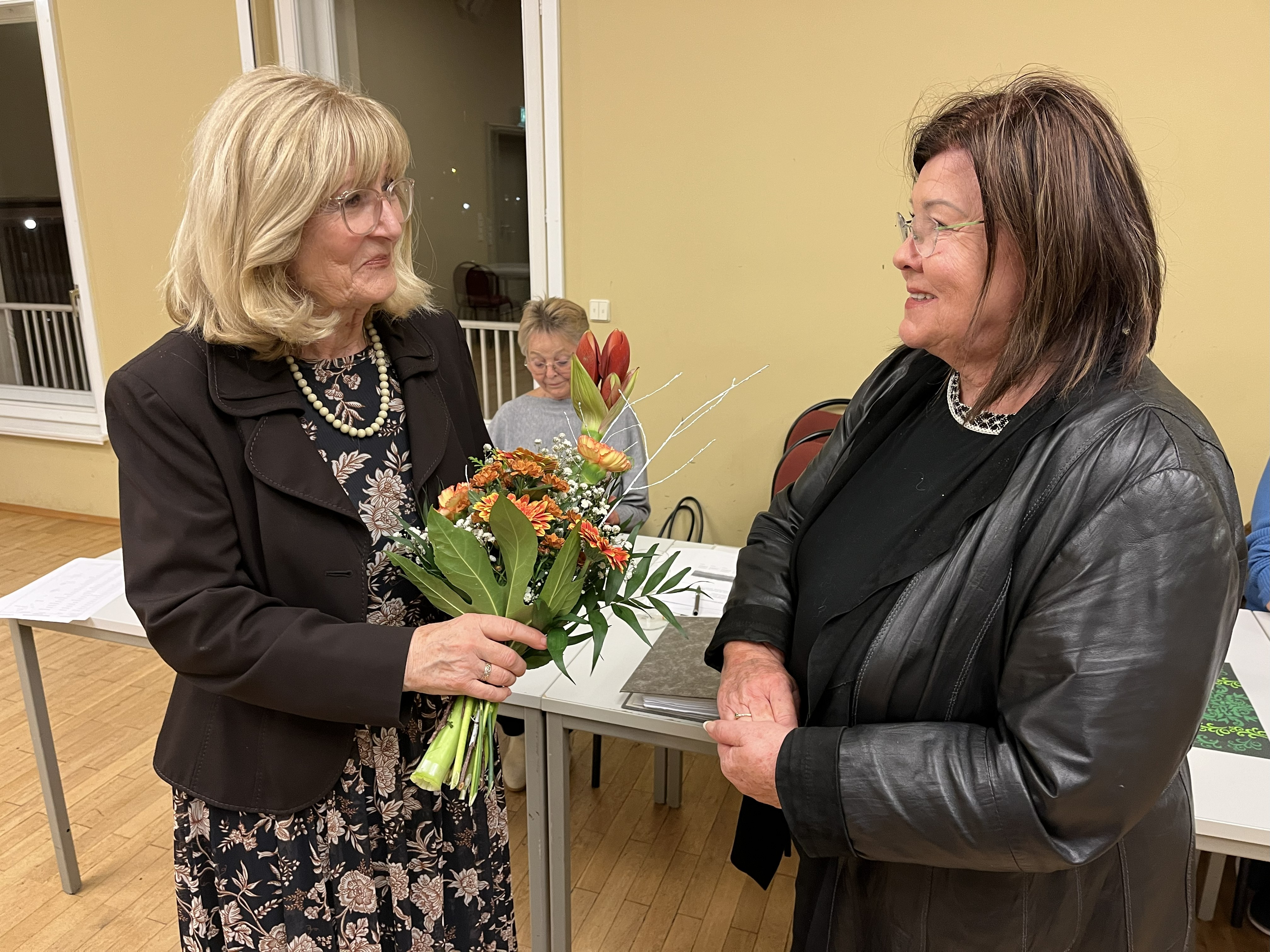 Blumenübergabe als Dank an scheidende Vorstandsmitglieder