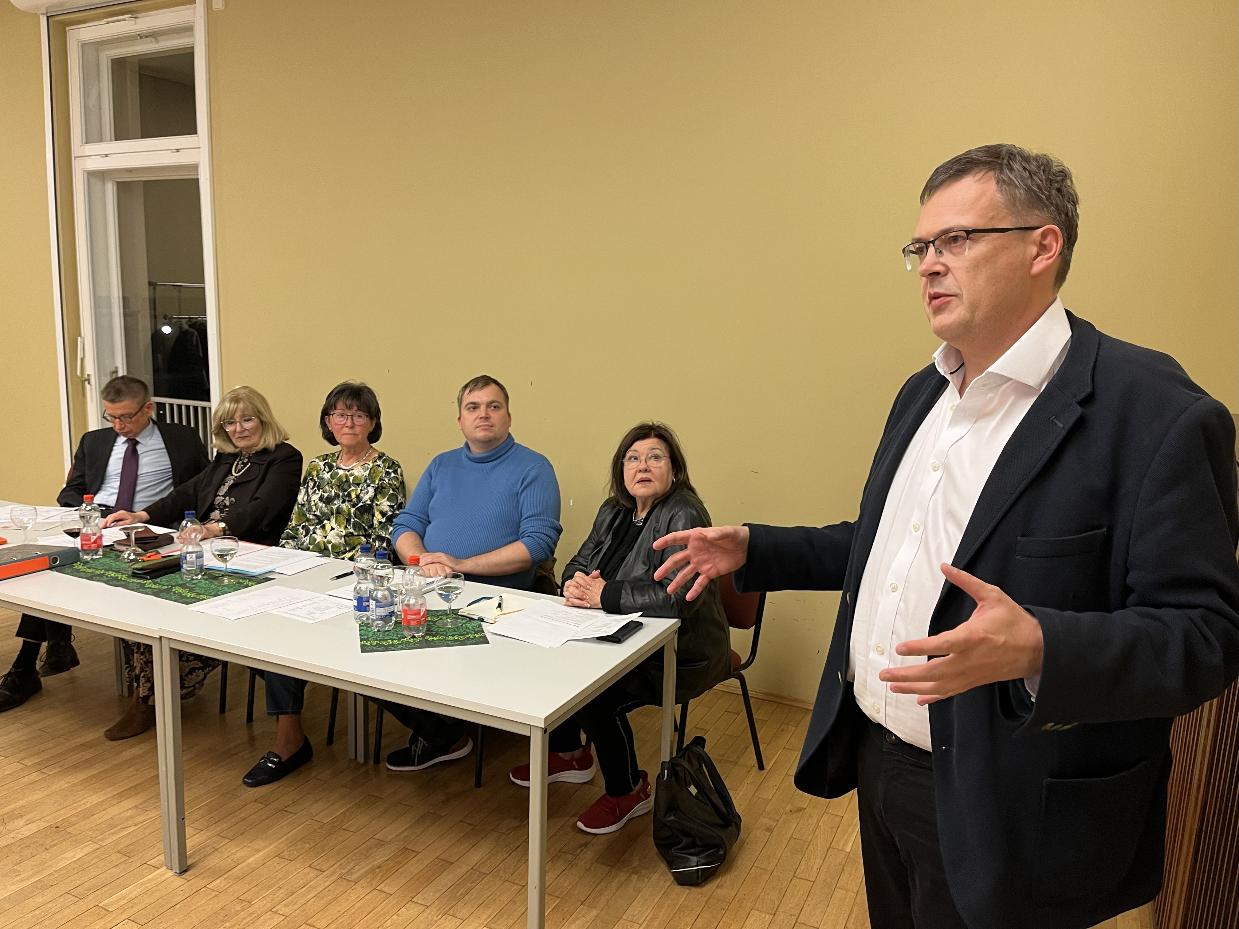 Bürgermeister Dietmar Berndt spricht zur Versammlung