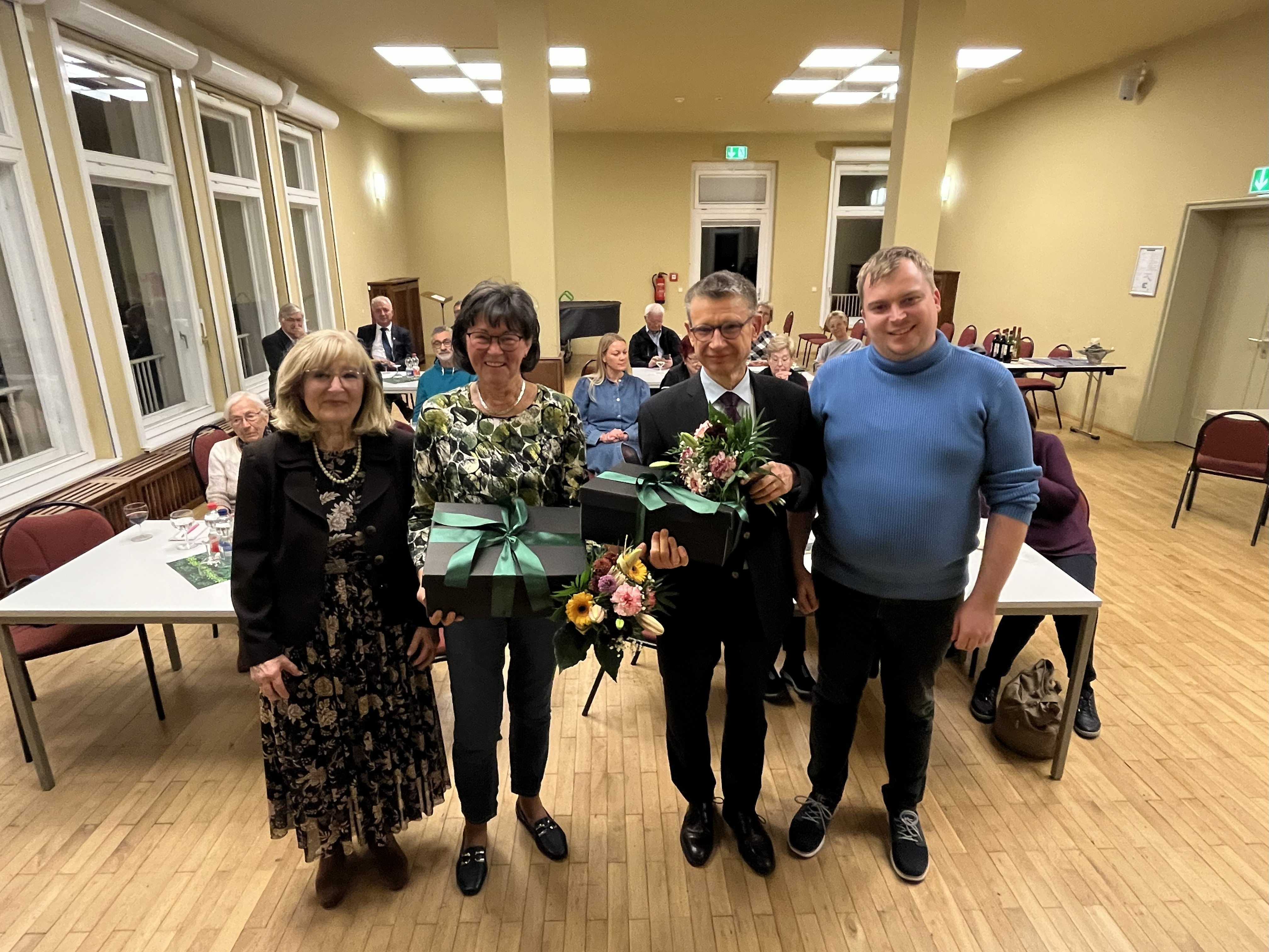 Ehrung der scheidenden Vorstandsmitglieder mit Geschenken