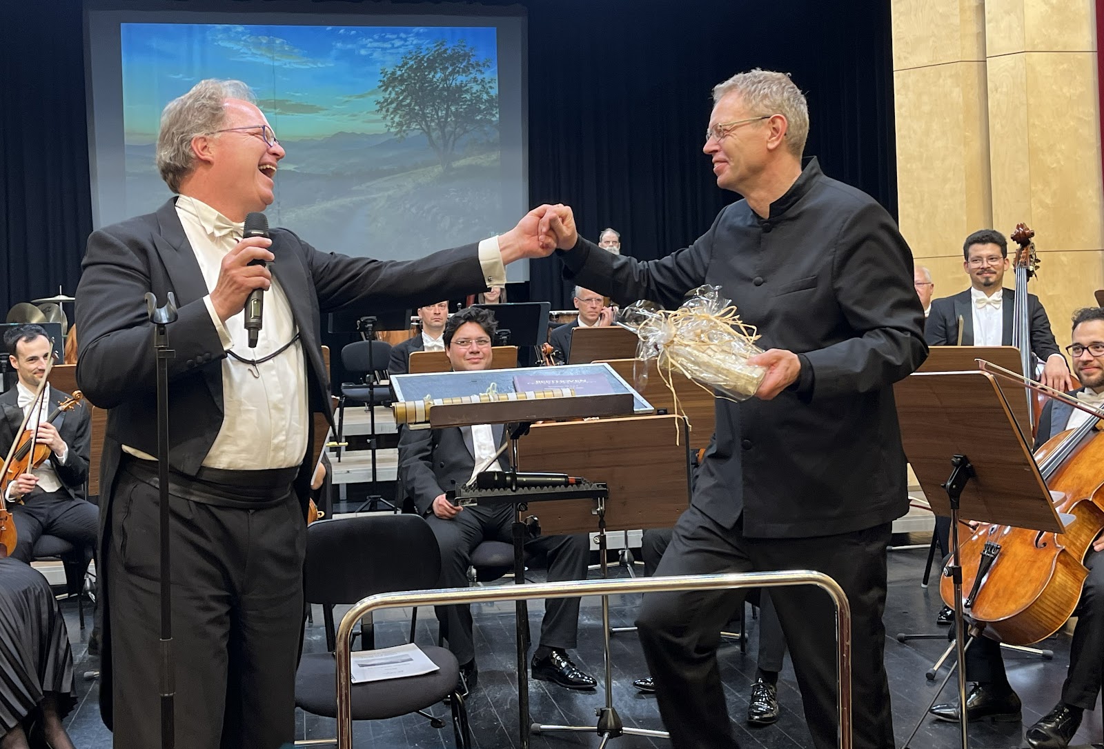 Fagottist Stefan Balciunas vom Orchestervorstand wünscht dem Chefdirigenten alles Gute