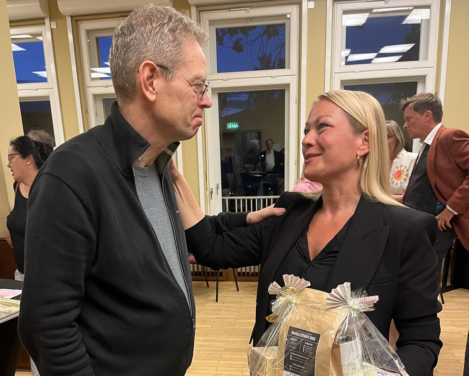 Kulturhausleiterin Christiane Fuhrmann schenkt dem Chefdirigenten lokale Leckereien