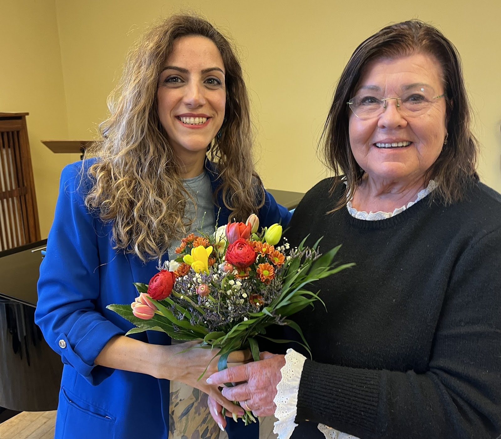 Maria Gangloff überreicht Shafagh Aghaei nach der Veranstaltung Blumen