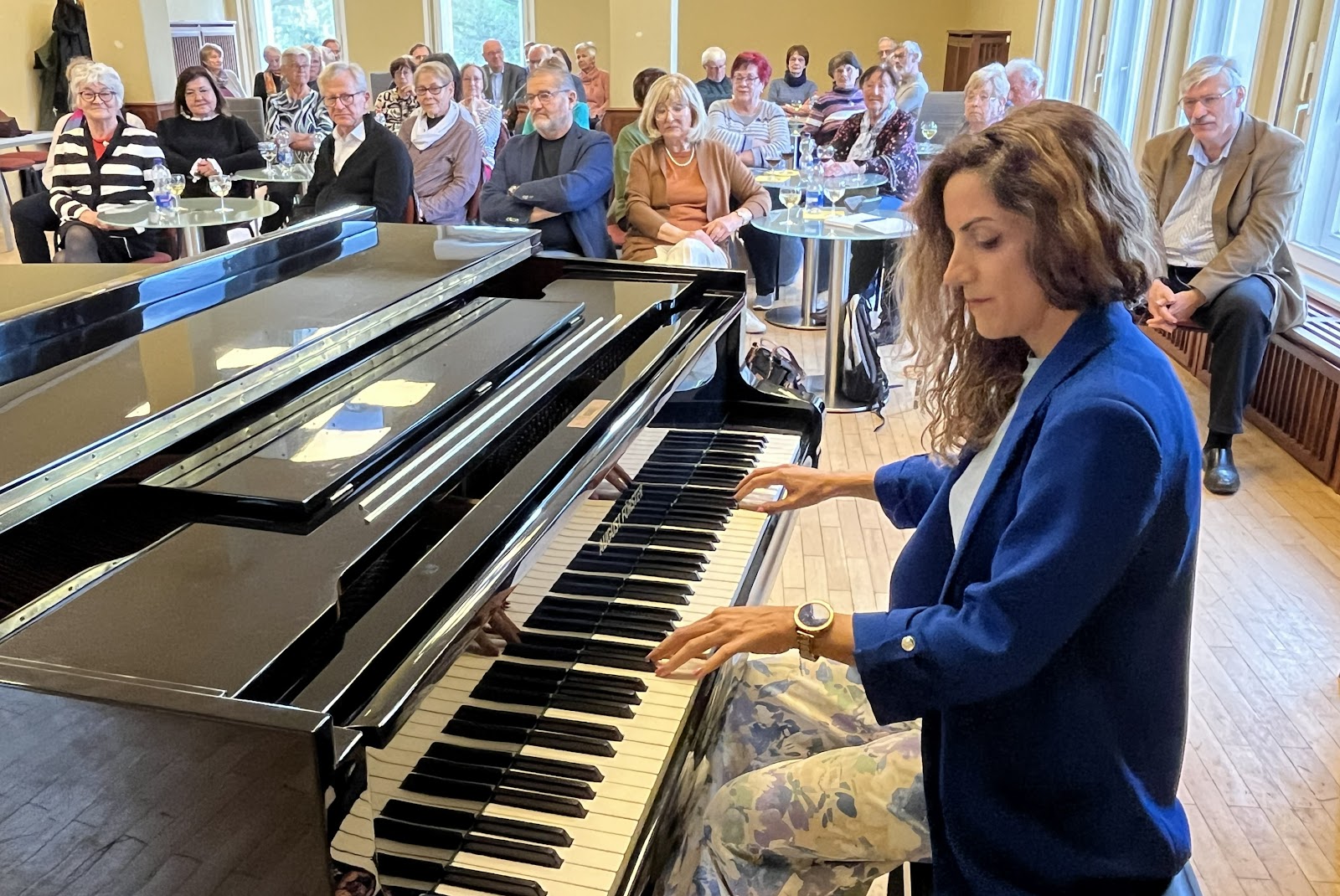Shafagh Aghaei spielt am Klavier ein Stück eines iranischen Komponisten aus ihren Kindertagen